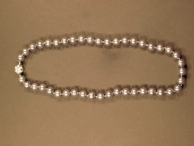 MUSCHELKERNPERLENKETTE Perlen 8 mm SILBER Schmuckkette 46cm handgeknüpft +Beutel - Bild 1 von 4