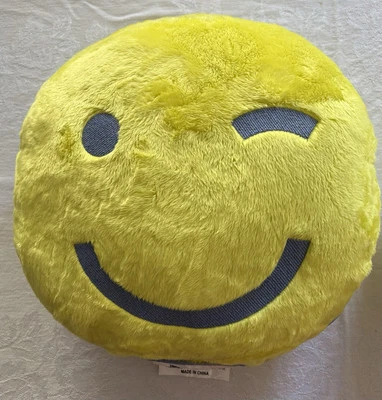 Almohada de felpa Smiley Chartreuse - Room Essentials™ Target Foto 1 de 4