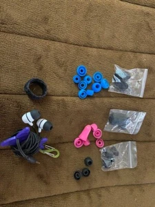 BLACK EARPHONES WITH MULTIPLE ACCESSORIES - Picture 1 of 1