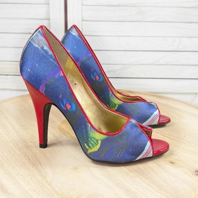 Bombas Carlos por Carlos Santana estampa grafite peep toe vermelho multi 6 - Imagem 1 de 4