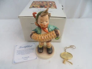 Figura Alemania 5 1/2” MI Hummel “Accordion Boy” #849 Edición Final - Imagen 1 de 5