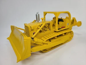 International IH TD-25 Dozer with Ripper - First Gear 1:25 Scale Model #79-0156 - Picture 1 of 7