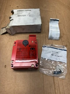 NEW IN BOX TELEMECANIQUE SAFETY LIMIT SWITCH XCS E7313 - Picture 1 of 6
