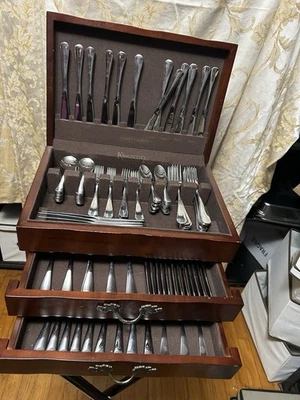 Сундук из серебра Kingscote с серебряной посудой Liberty - Изображение 1 из 4