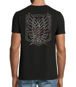 T-shirt Attack on Titan ispirata scout in difficoltà e insanguinati e logo titolo - Foto 1 di 3