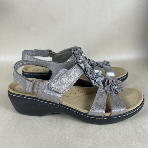 Scarpa sandalo Clarks Merliah Sheryl donna taglia 12 M pelle marrone fiore cinturino con etichetta
