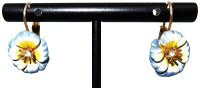 Pendientes JOAN RIVERS Tono Dorado Estrás y Esmalte Palanca Trasera Flor Perforada 1" Foto 1 de 4