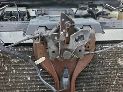 Cierre capó Ford F150 2004-2008 Foto 1 de 4