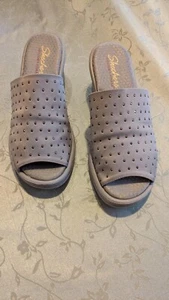 Skechers Mujer Tostado Tachonado Espuma con Memoria Cuña Sandalias/Diapositivas, Talla 8 - Imagen 1 de 6