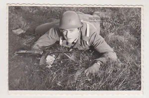 Cariñoso guapo joven soldado militar pistola rifle gay int inusual foto - Imagen 1 de 7