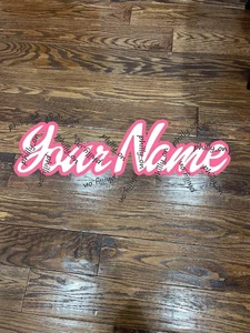 PERSONALISIERT Individuell Name Barbie Schriftart 3D Logo Form Holz Schild Dekoration - Bild 1 von 12