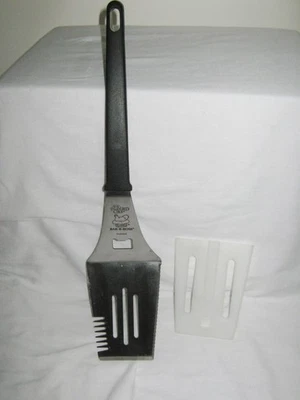 PAMPERED CHEF BAR B BOSS MULTI TOOL GRILL  SPATULA  W/ PLASTIC GUARD  UTENSIL - Image 1 of 4