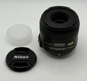 Neuwertiges Nikon AF-S DX Micro Nikkor 40mm f/2.8 G Macro Objektiv für F Mount 2655292 - Bild 1 von 5
