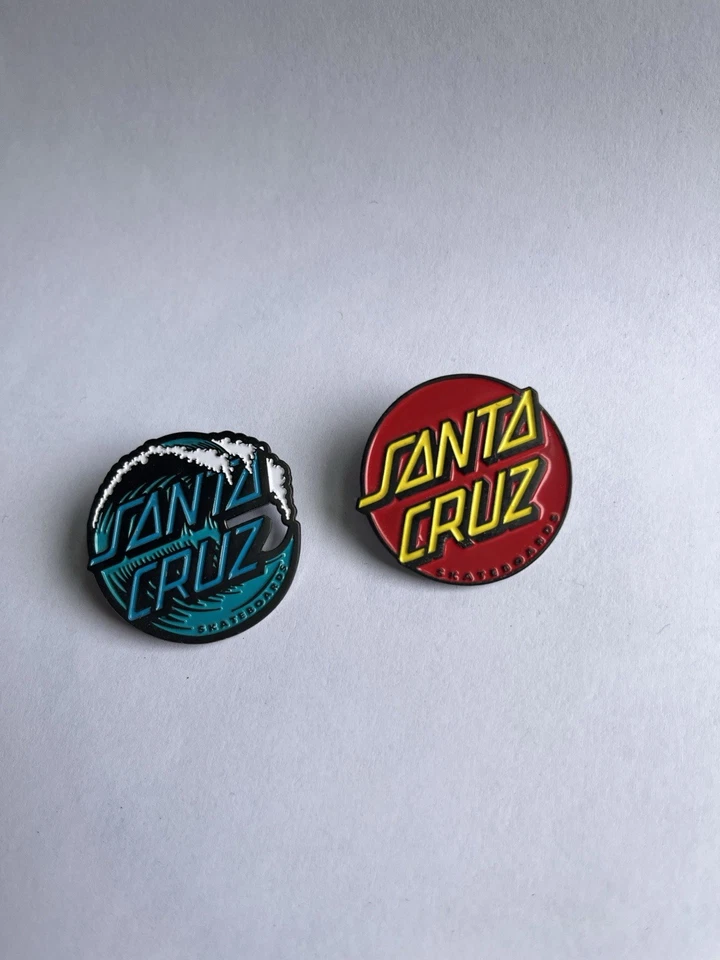 Conjunto de prendedores esmaltados con logotipo y logotipo de ondas de punto de Santa Cruz Foto 1 de 1