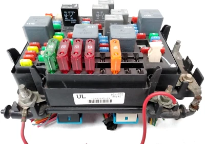 12193645-09 Chevy 2000 2001 2002 Tahoe Fuse Box Engine Bay 1500 2500 Yukon F79 - Image 1 of 4