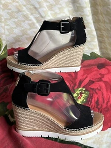 Sandalias de cuña con correa en T Gentle Souls de Kenneth Cole negras/$229 - Imagen 1 de 8