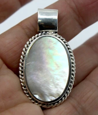 Colgante ovalado de madreperla de plata de ley Foto 1 de 4