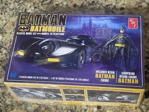AMT 1998 Batman Batmobile 1/25 Scale Plastic Model with Batman Figure SEALED - Picture 1 of 4