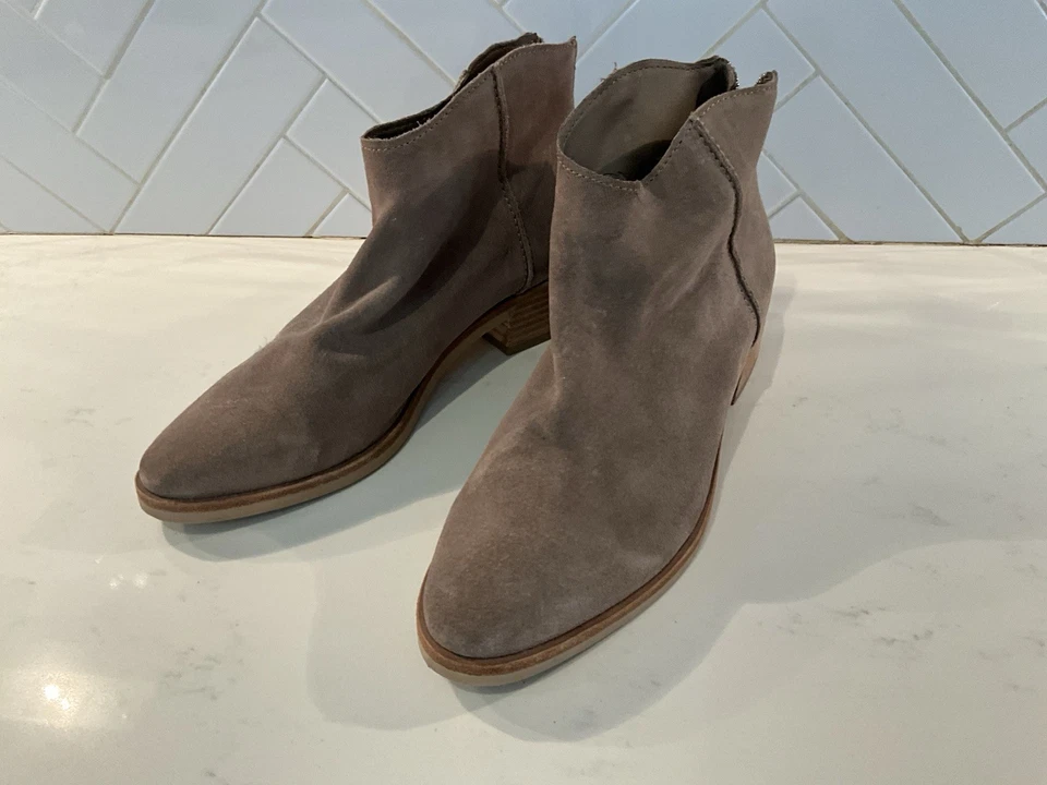 Botines Dolce Vita Tucker de gamuza tostada con cremallera talla 9 Foto 1 de 4