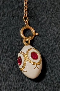 RARO Dije Huevo Esmaltado Vintage JOAN RIVERS con Extensor: Blanco-Crema, Cadena 2" - Imagen 1 de 3