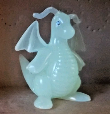 Pokémon Dragonite glow in the dark  Figure Tomy 2" x 2" - Image 1 of 4