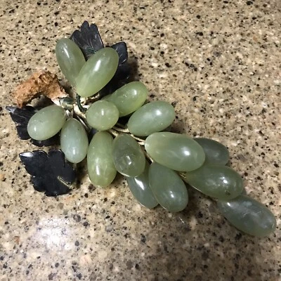 Racimo de uva verde piedra mármol alabastro vintage con hojas de jade Foto 1 de 4