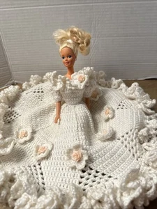 Vintage Barbie Puppe 1976 mit handgefertigtem gehäkeltem Brautkleid - Bild 1 von 9