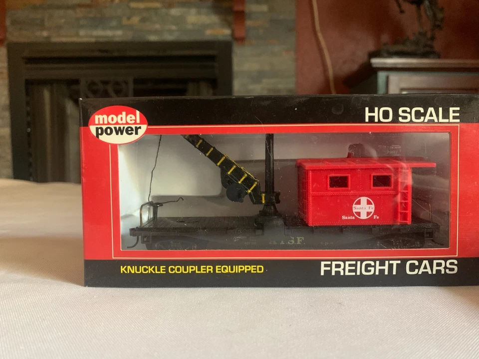 Model Power HO Scale - 40' Work Caboose with Crane #98191 - Image 1 of 1