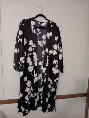 Ann Taylor Kimono/Bata Talla M/L Negro/Blanco Floral 43 1/2 Largo Foto 1 de 4