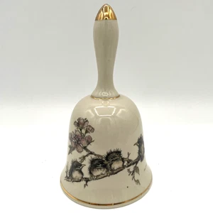 Campana Enesco vintage - pájaro bebé en rama floral - Mary Mugg 1977 detalles dorados - Imagen 1 de 9