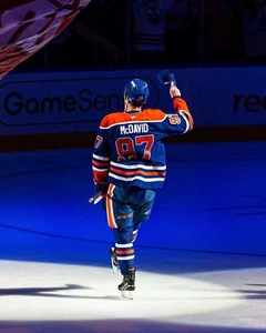 Connor McDavid Post Game First Star Salute Edmonton Oilers 8x10 NHL Hockey Photo - Picture 1 of 1