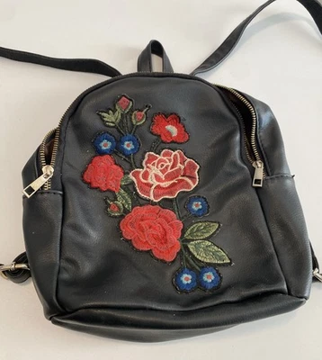 Mochila preta bordada flores pequena. Ótimo estado. - Imagem 1 de 4