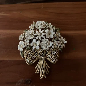 Vtg Signed LISNER, White Enamel Flower Bouquet Brooch Pin Gold Tone Rare - Picture 1 of 3