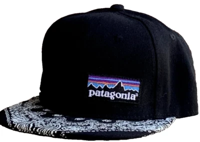 Gorra de ala plana de hip hop negra con patrón único en ala y ala inferior. Hecho a mano. Foto 1 de 4