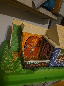 Estuche de colección Mattel Liddle Kiddles Kolony Klub House Club años 60 Bonus: Scooter - Imagen 1 de 11