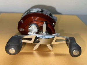 Pflueger Templar LP Baitcaster Angelrolle Rechtshand Low Profile 7 Lager - Bild 1 von 13