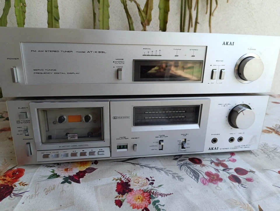 Akai stereo cassette deck model CS-F11,  Akai fm am stereo tuner model AT-K33L - Imagen 1 de 1
