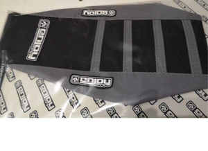 Enjoy Manufacturing Coprisedile Suzuki RM 125 RM 250 2001 - 2008 Rigato, Grigio/B - Foto 1 di 1