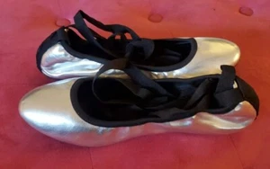 Planos de ballet Steve Madden FLORRAH plateados elásticos con cordones al tobillo talla 7,5 - Imagen 1 de 10
