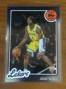 Baloncesto Topps 2025 45 aniversario novato Adou Thiero #80Bk-79 Lakers radiocontrol - Imagen 1 de 2