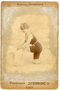 PHOTO CABINET Professeur STEBBING Paris, un modèle maillot ancien mer pêche - Picture 1 of 2