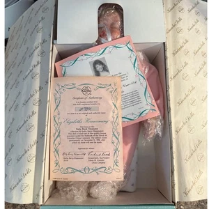 NRFB Ashton Drake Elizabeth's Homecoming Porzellan Puppe von Kathy Hippensteel  - Bild 1 von 12