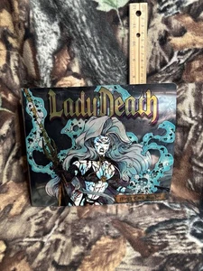 LOOK Tarjetas coleccionables y carpeta de cómics de Lady Death 1997 vintage serie 3? One Chase - Imagen 1 de 15
