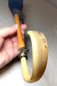 Sombrilla paraguas vintage de seda negra con cuerno tallado y mango de madera - Imagen 1 de 12