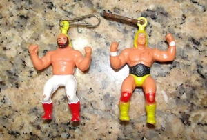 Superestrellas de lucha libre WWF Hulk Hogan y Big John Tachuelas Clip de cremallera Juguetes HG 1985 - Imagen 1 de 8