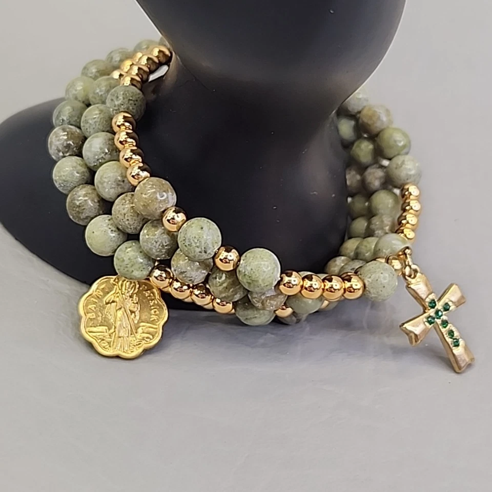 Pulsera envolvente con cuentas piedra verde cruz dije San Patricio tono dorado Foto 1 de 4