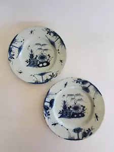 Paire d'assiettes en Faïence de Delft - XVIIIème siècle - Foto 1 di 12