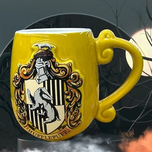 Taza amarilla Warner Bros Studio Tour Harry Potter Hufflepuff Crest - Imagen 1 de 10