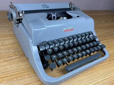 Обслуживаемая винтажная портативная пишущая машинка 1958 Underwood Golden Touch Star - Изображение 1 из 4