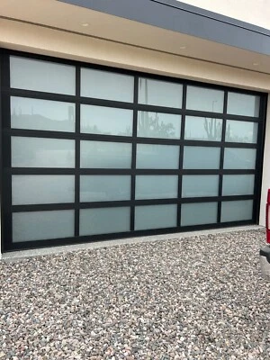 Puertas de garaje seccionales Raynor plateadas y cristal esmerilado Foto 1 de 2